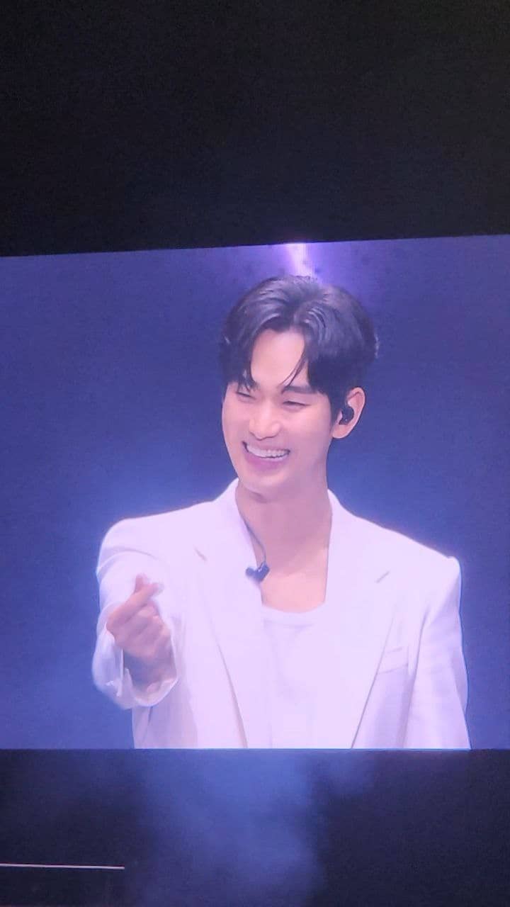 Kim Soo Hyun showering everyone with finger hearts